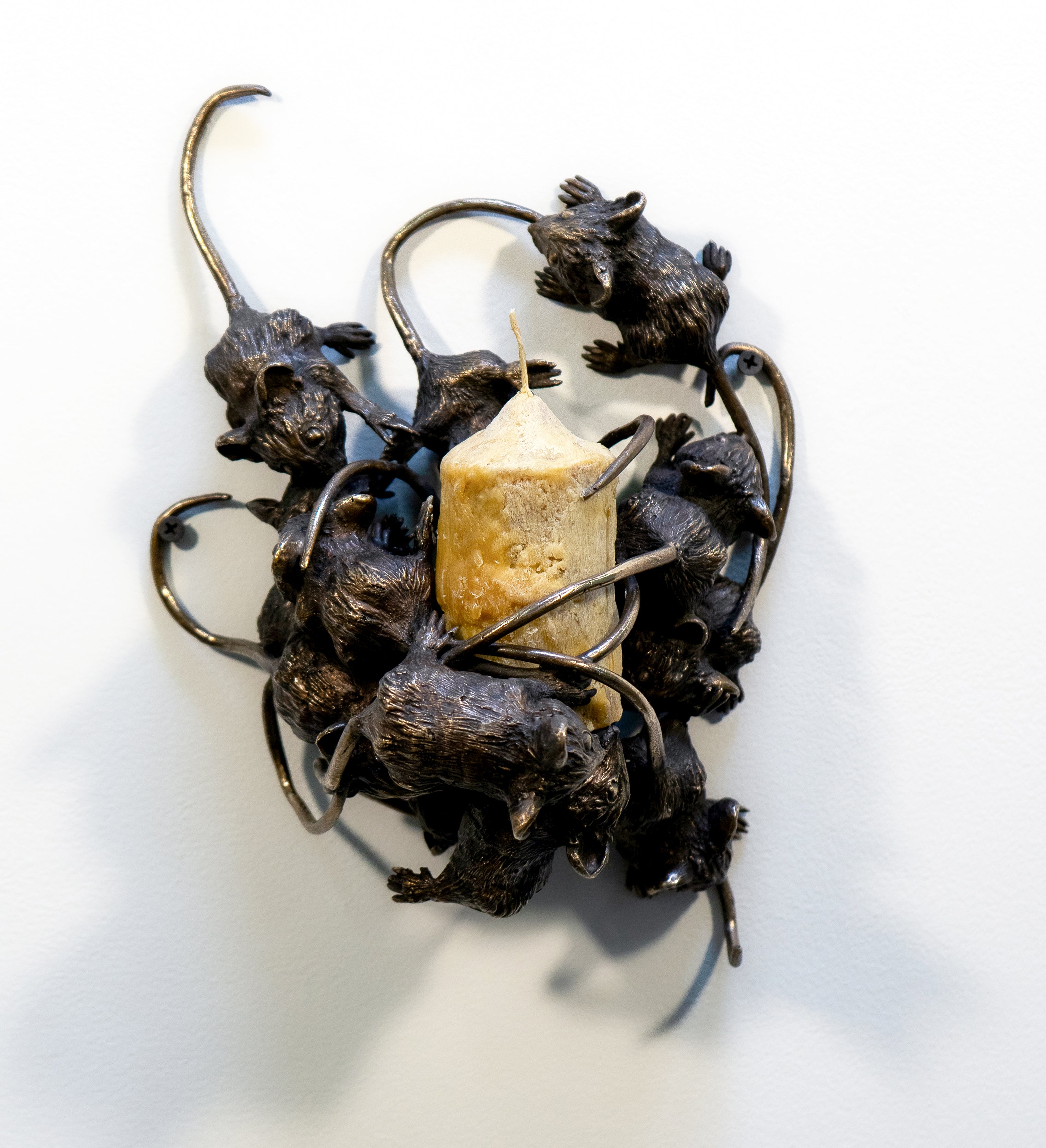 Les souris allumant la flamme