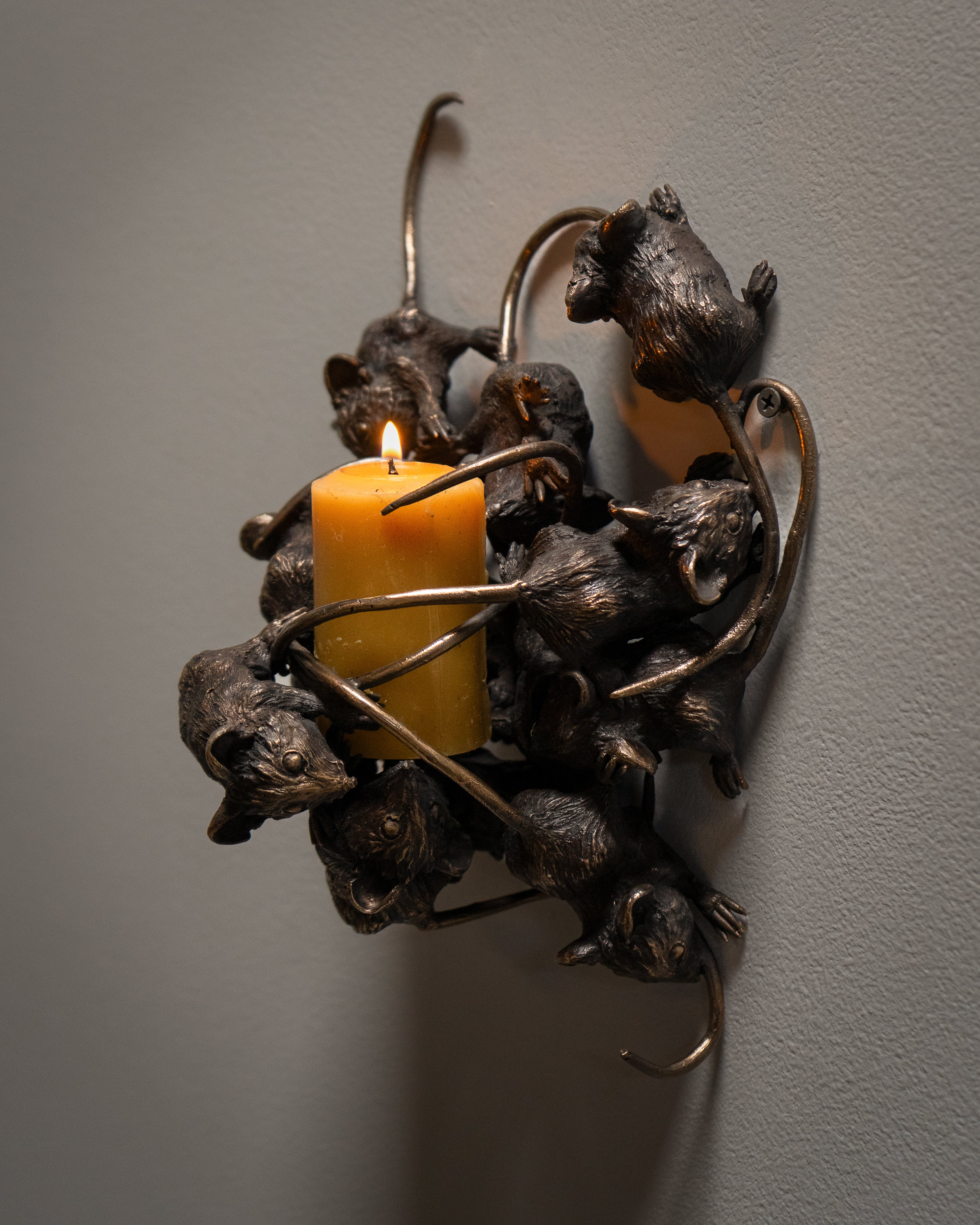 Les souris allumant la flamme