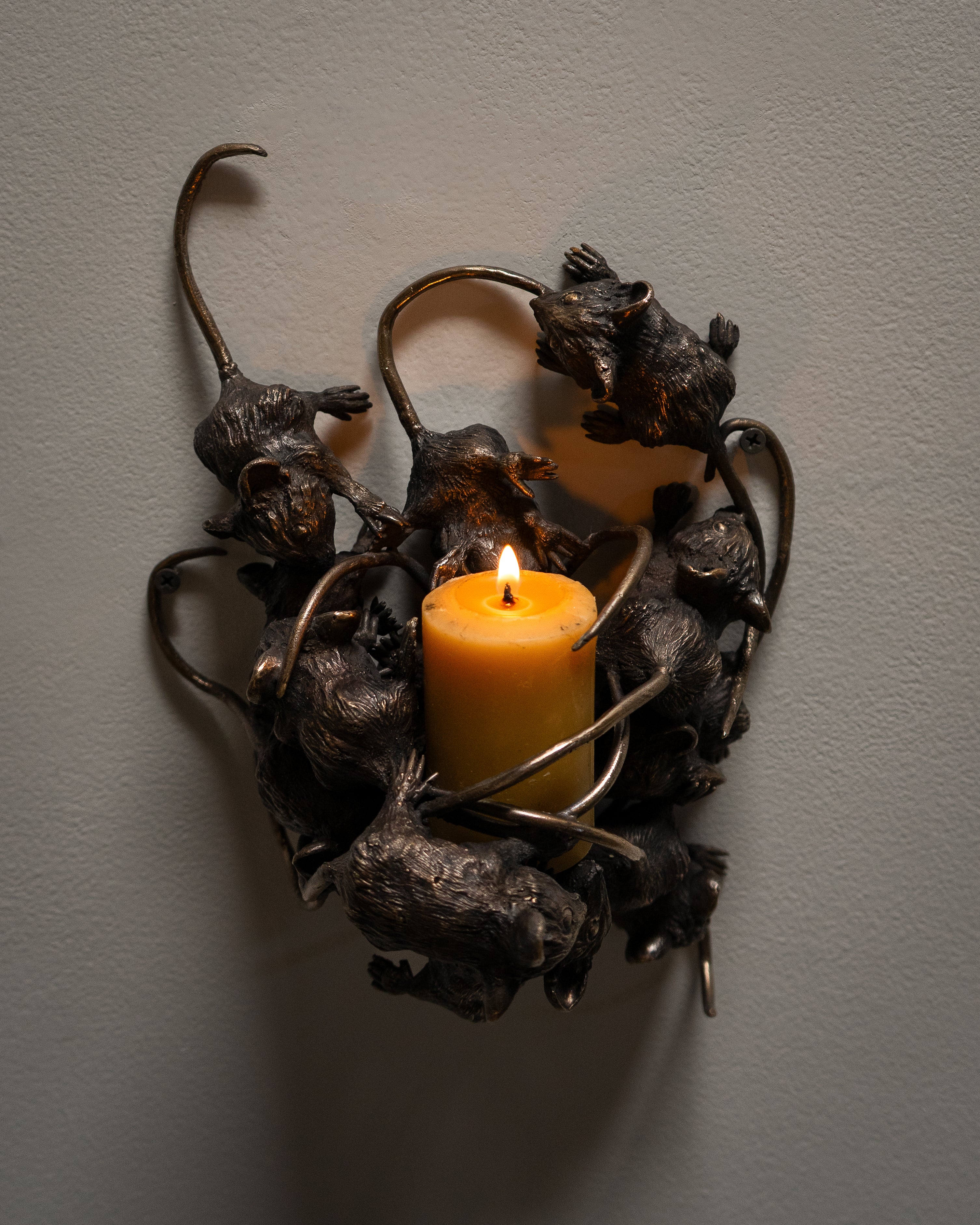 Les souris allumant la flamme