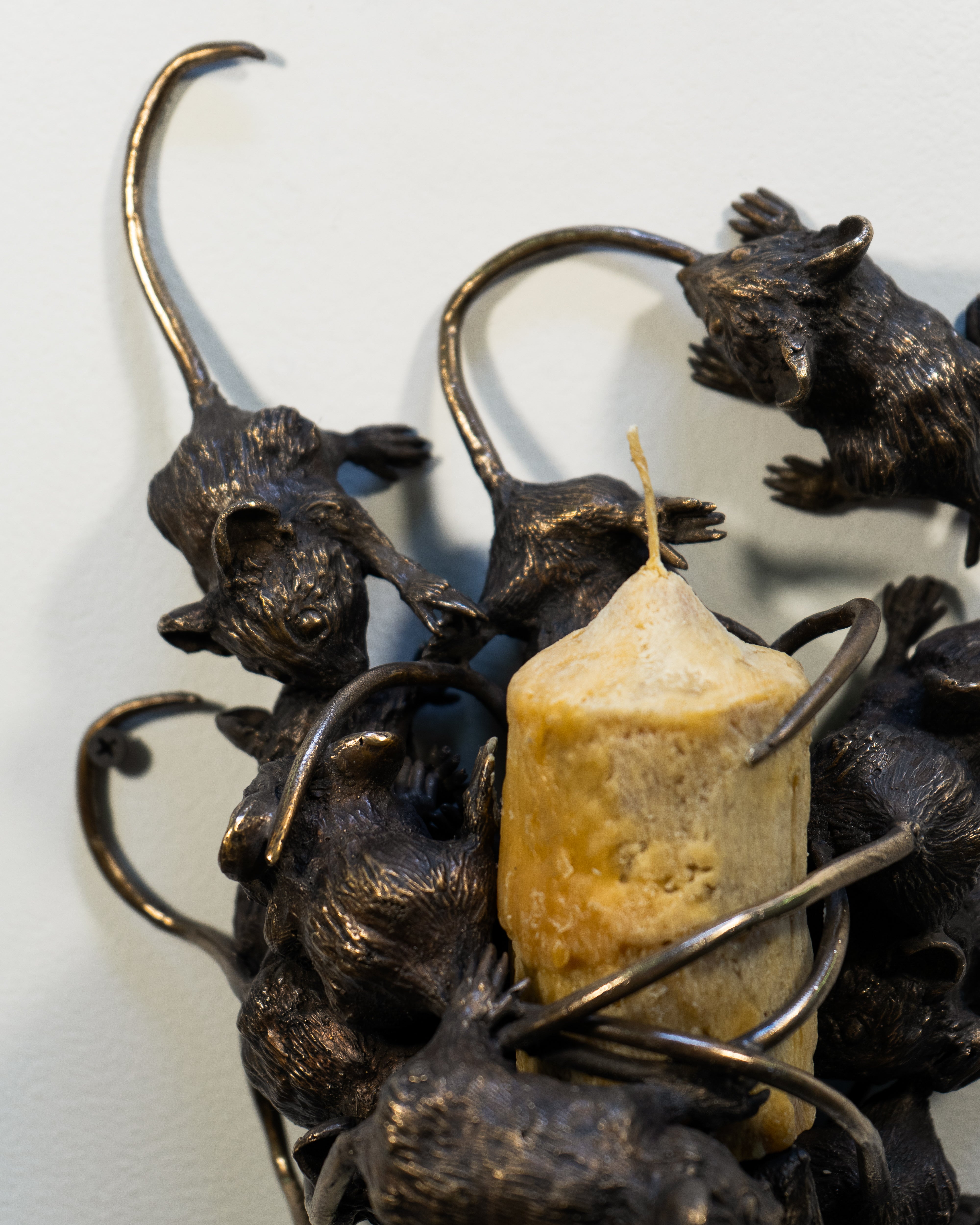 Les souris allumant la flamme