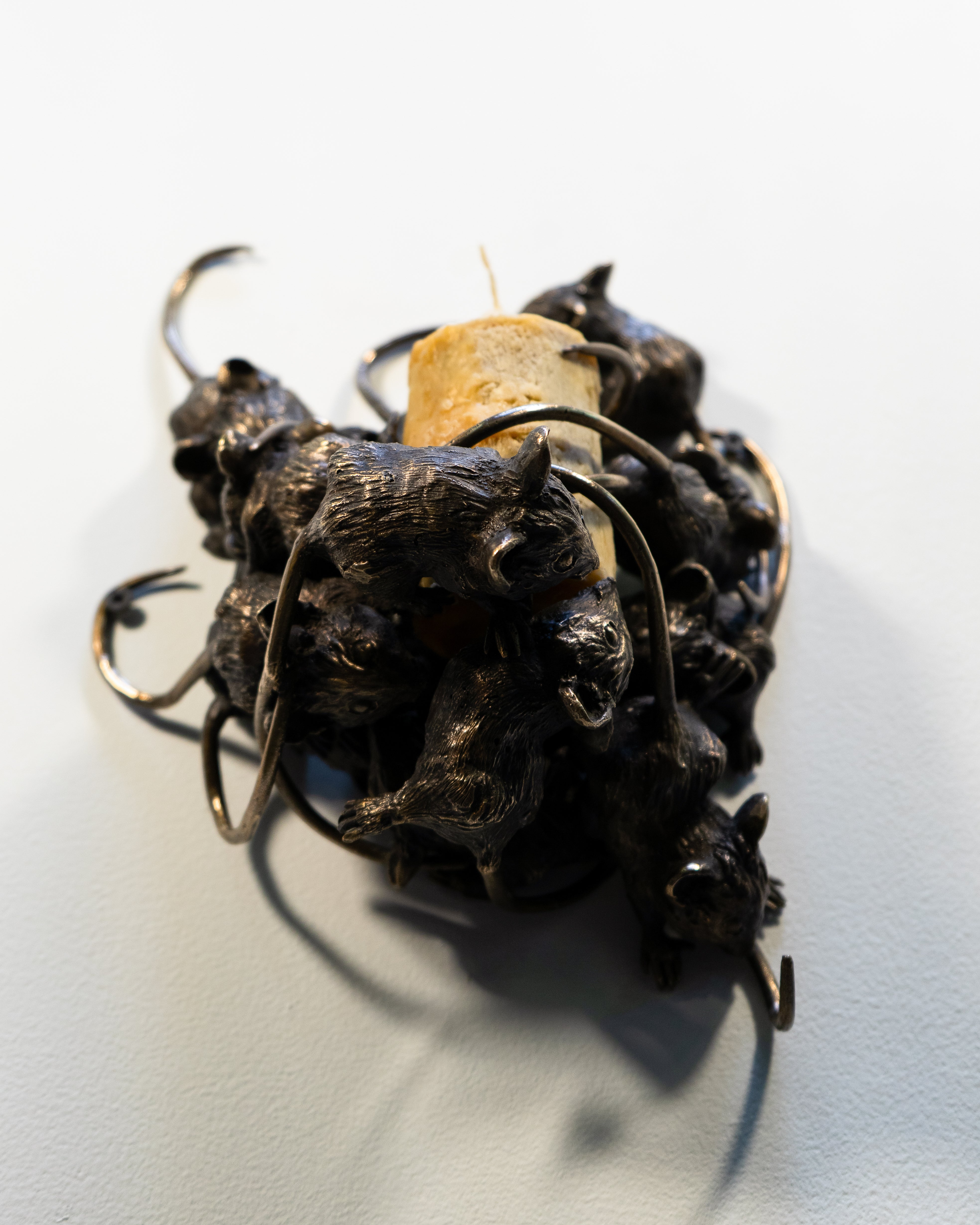 Les souris allumant la flamme