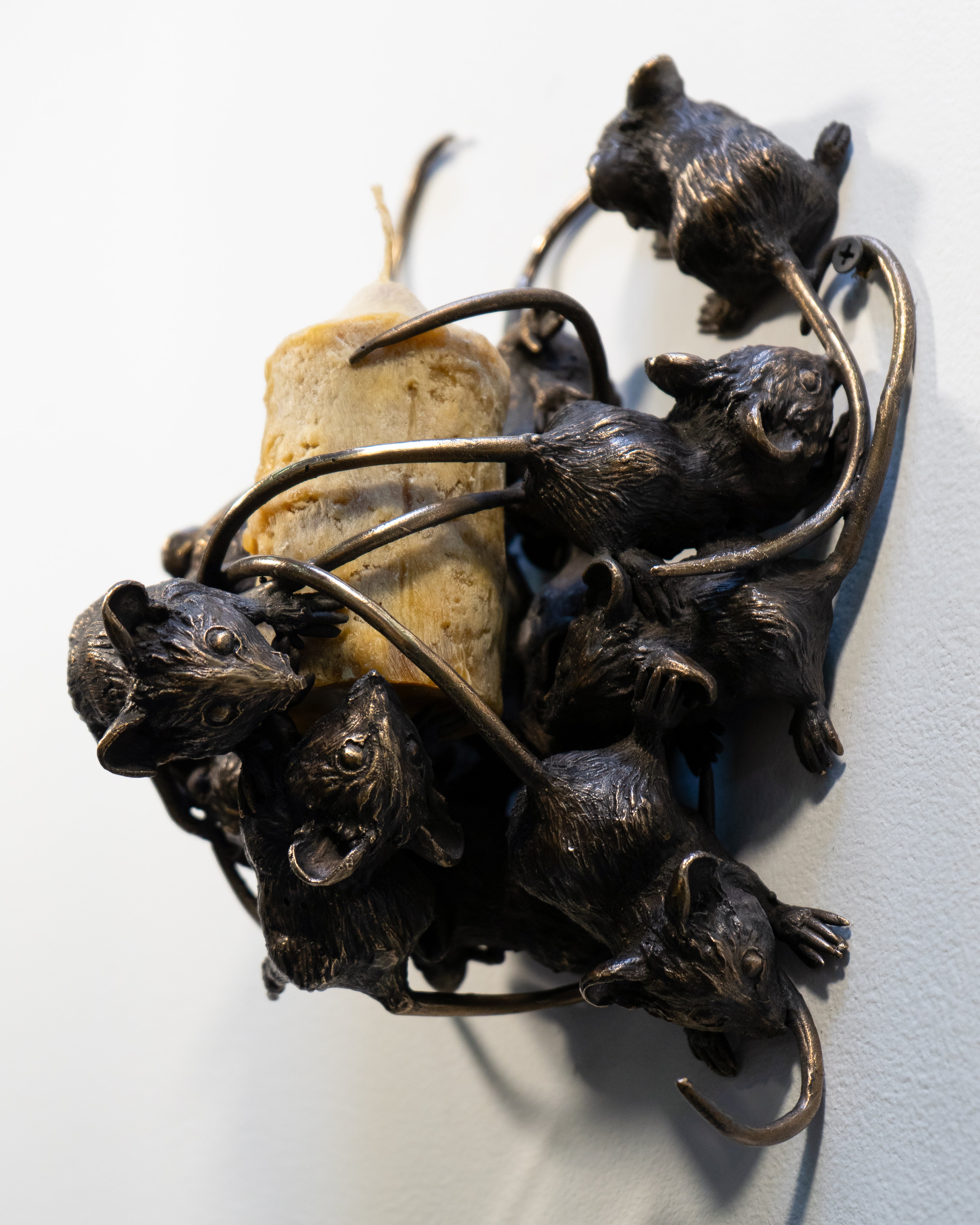 Les souris allumant la flamme